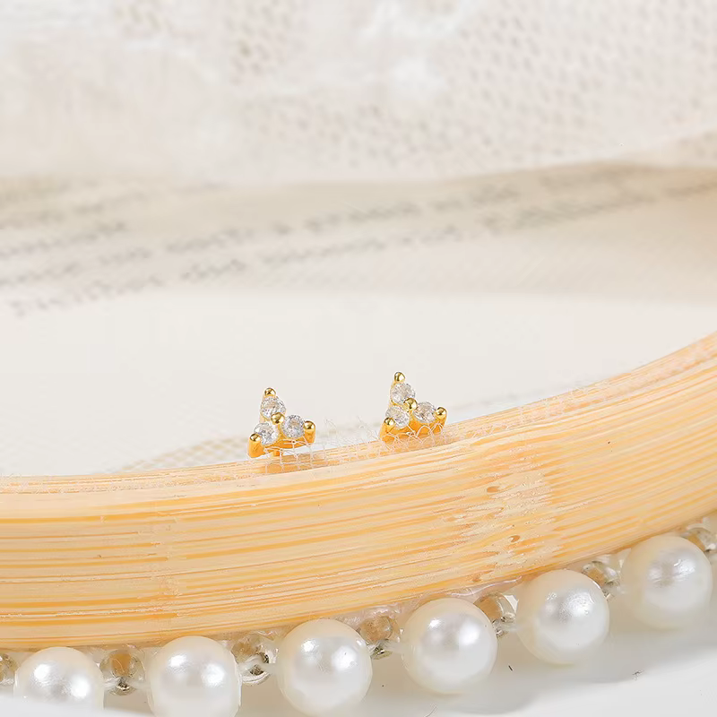 Mini boucles d'oreilles trèfle en cristal incrusté pour femmes