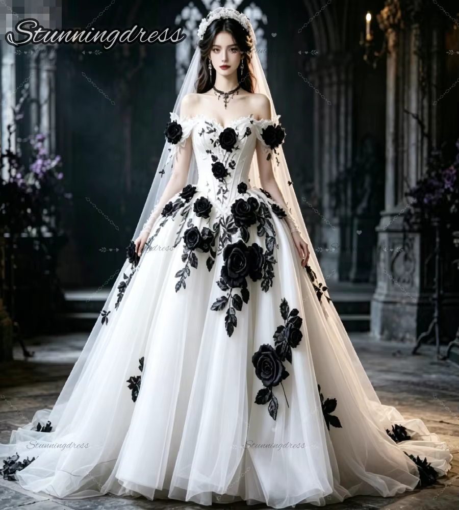 Robe de mariée blanche gothique avec fleurs 3D noires en forme de rose