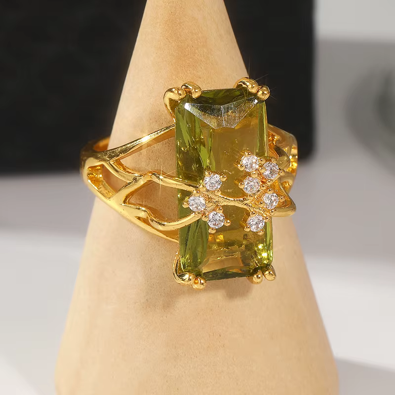 Superbe bague de cocktail plaquée or avec grand zircon cubique artificiel carré – Parfaite pour les tenues quotidiennes et les fêtes.