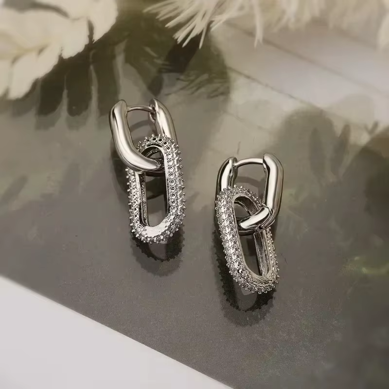 Boucles d'oreilles pendantes couleur or avec décor en Zircon brillant