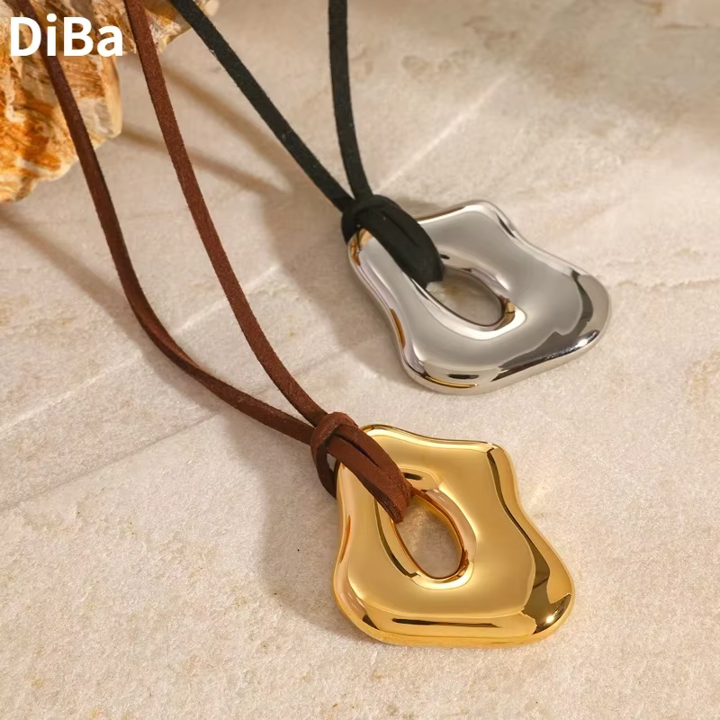 Collier pendentif creux lisse pour femme