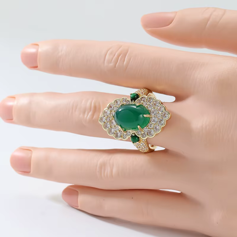 Bague classique pour femme incrustée de pierres vertes