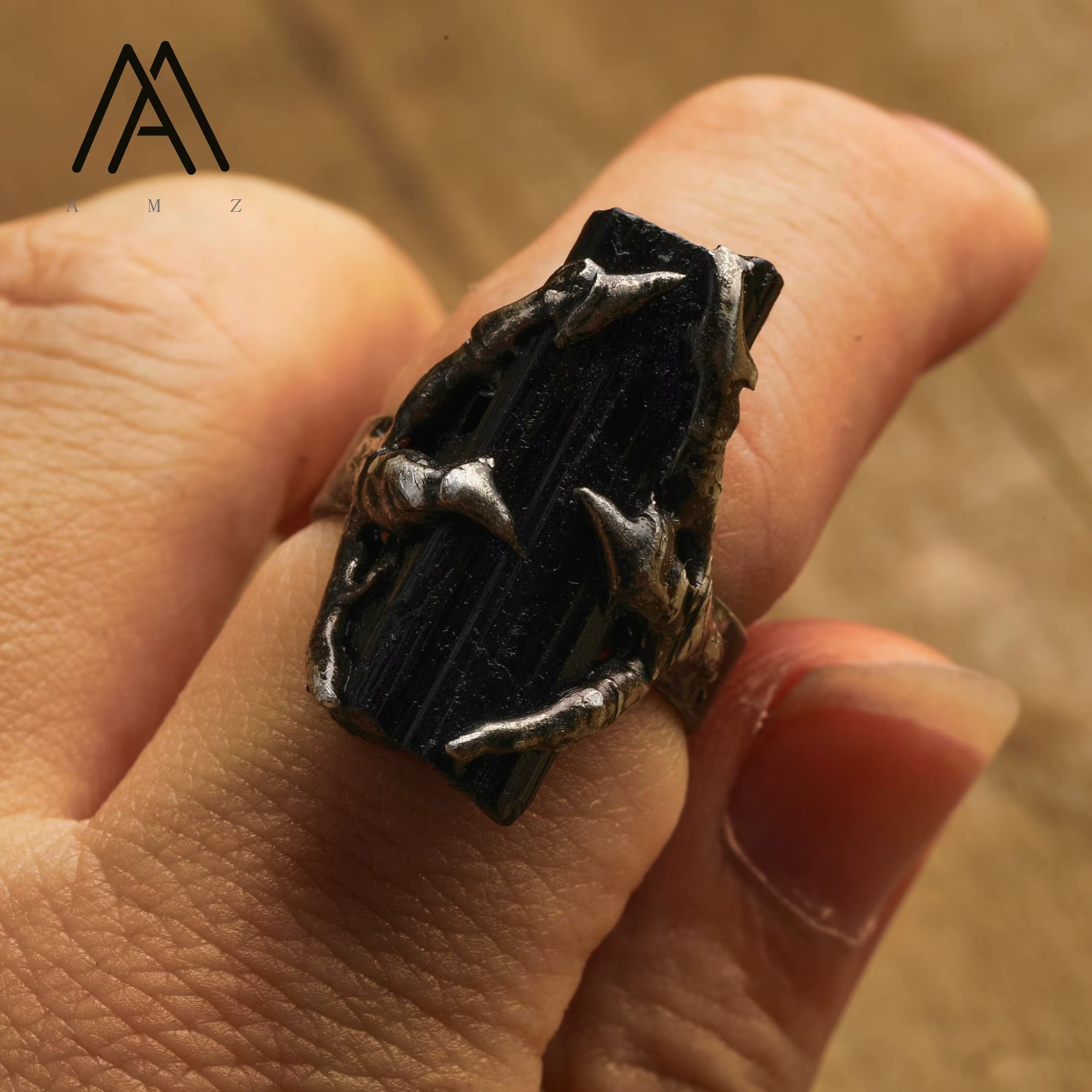 Bague en tourmaline noire griffante
