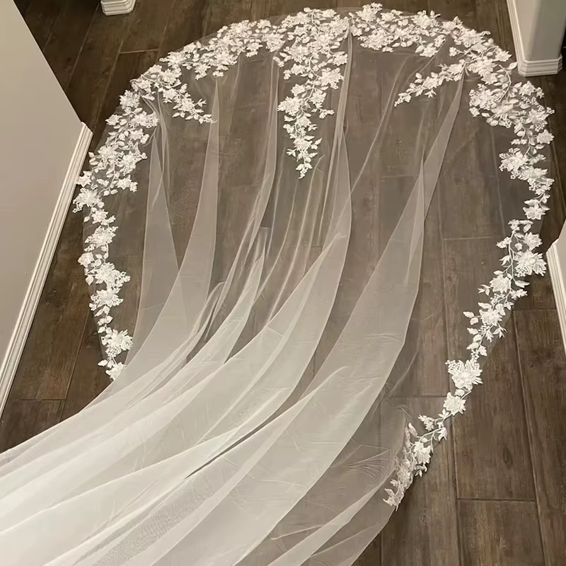 Superbe dentelle avec perles et fleurs 3D