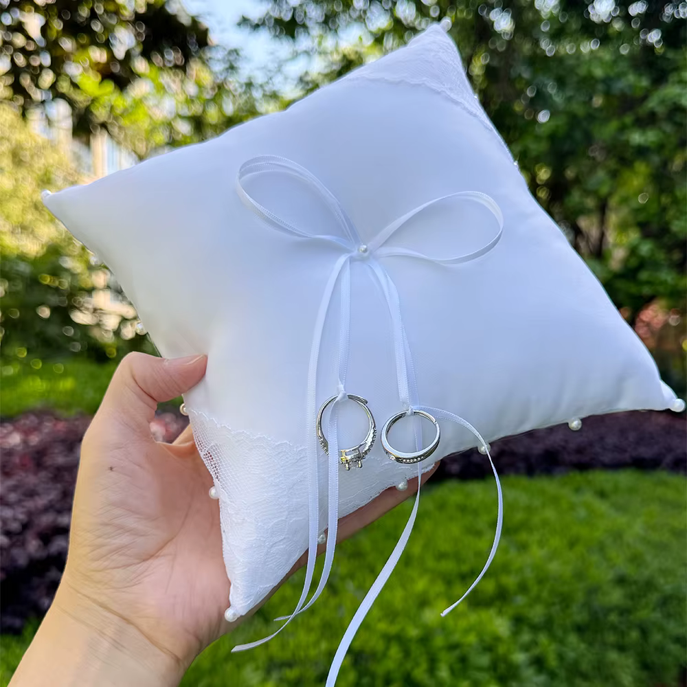Coussin de mariage en satin et dentelle avec perles pour porte-alliances de la mariée
