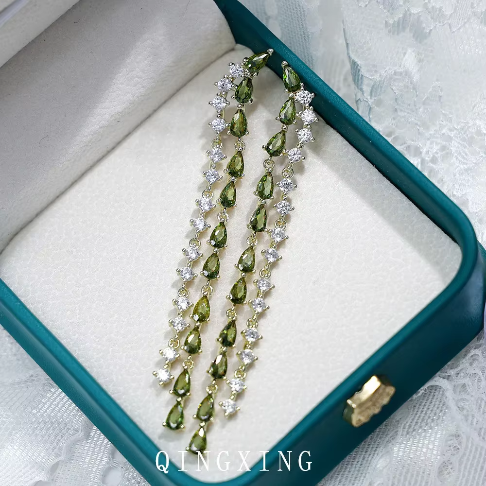 Boucles d'oreilles longues pampilles vert Olive en Zircon