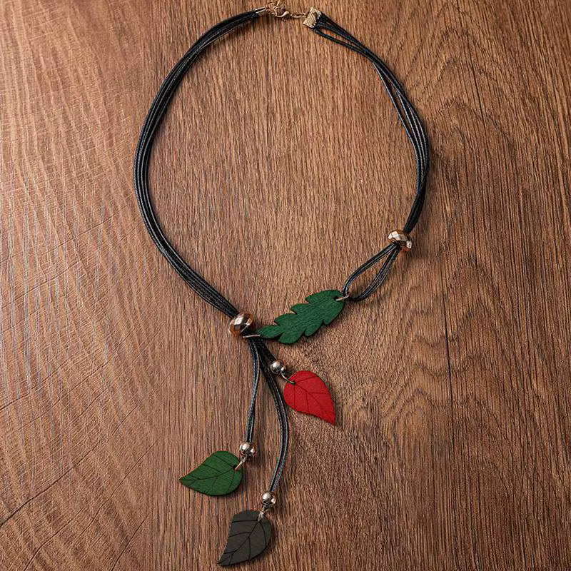 Colliers avec pendentifs en feuille de bois