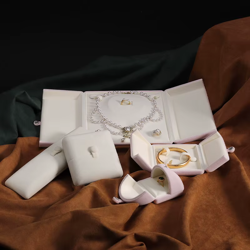 Boîte à bijoux en velours blanc à double ouverture