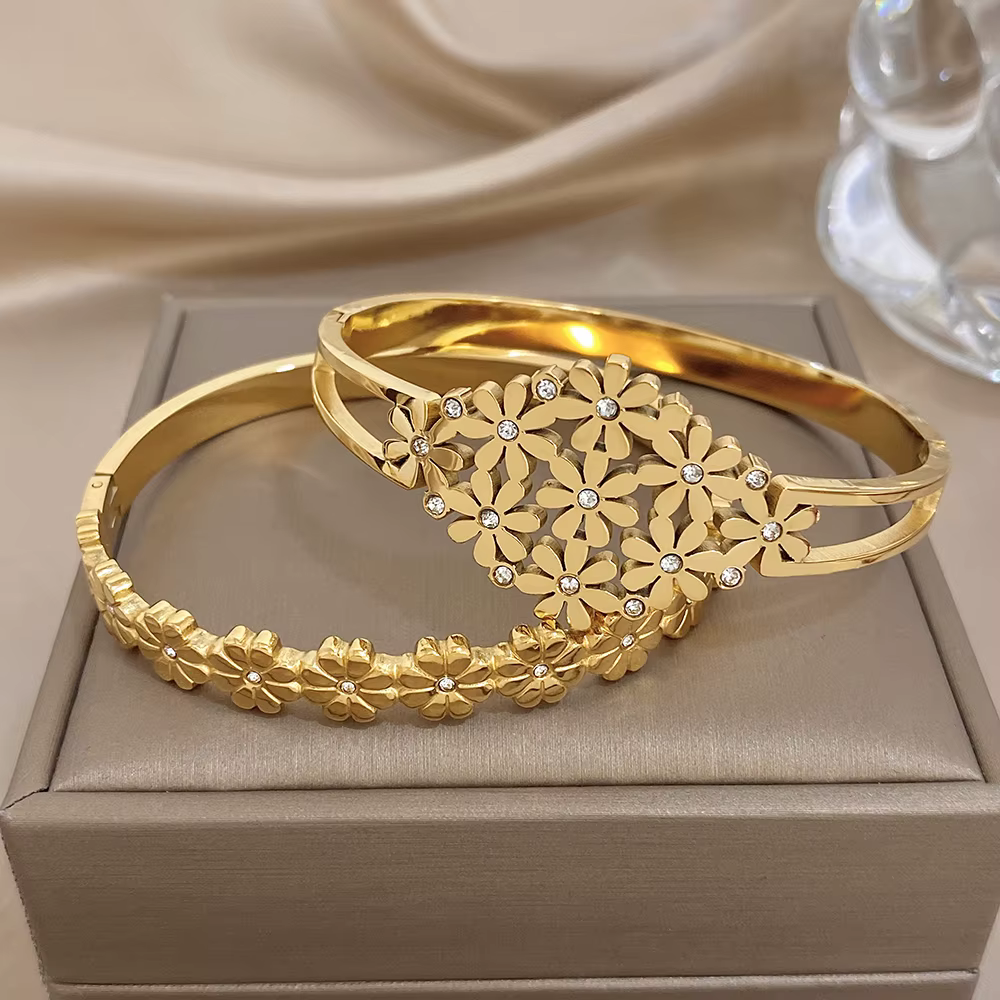 Bracelet manchette AENSOA avec grappe de fleurs incrustées de strass