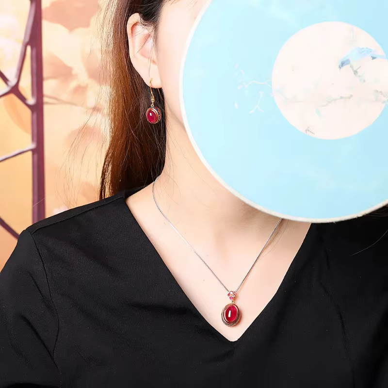 Pendentif nuages de bon augure en émail Vintage