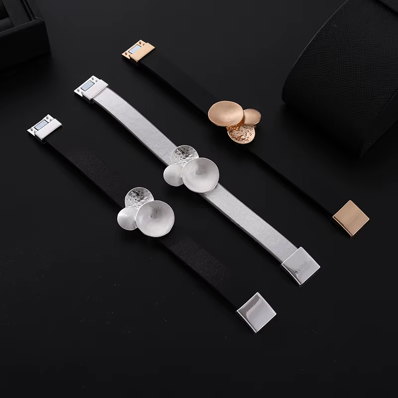 Bracelets géométriques simples en cuir brossé pour femmes
