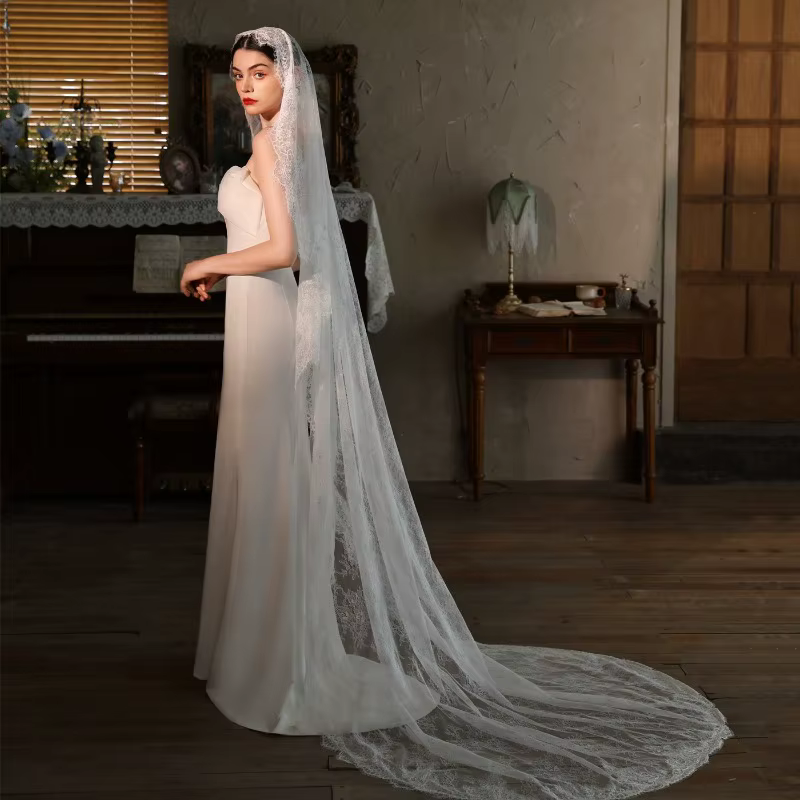 Voile de mariée long avec peigne et bordure en dentelle