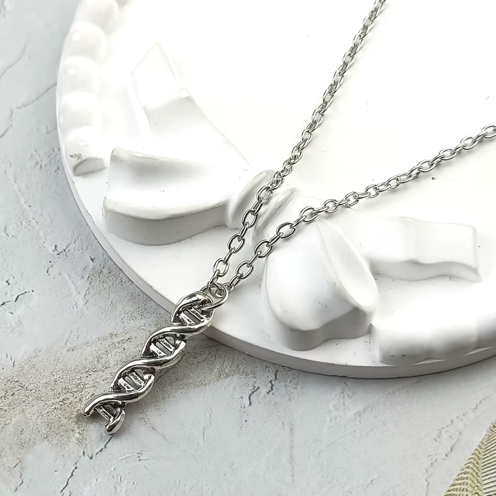 Collier minimaliste en argent avec double hélice ADN