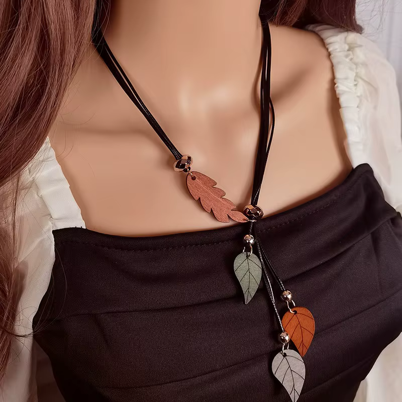 Colliers avec pendentifs en feuille de bois