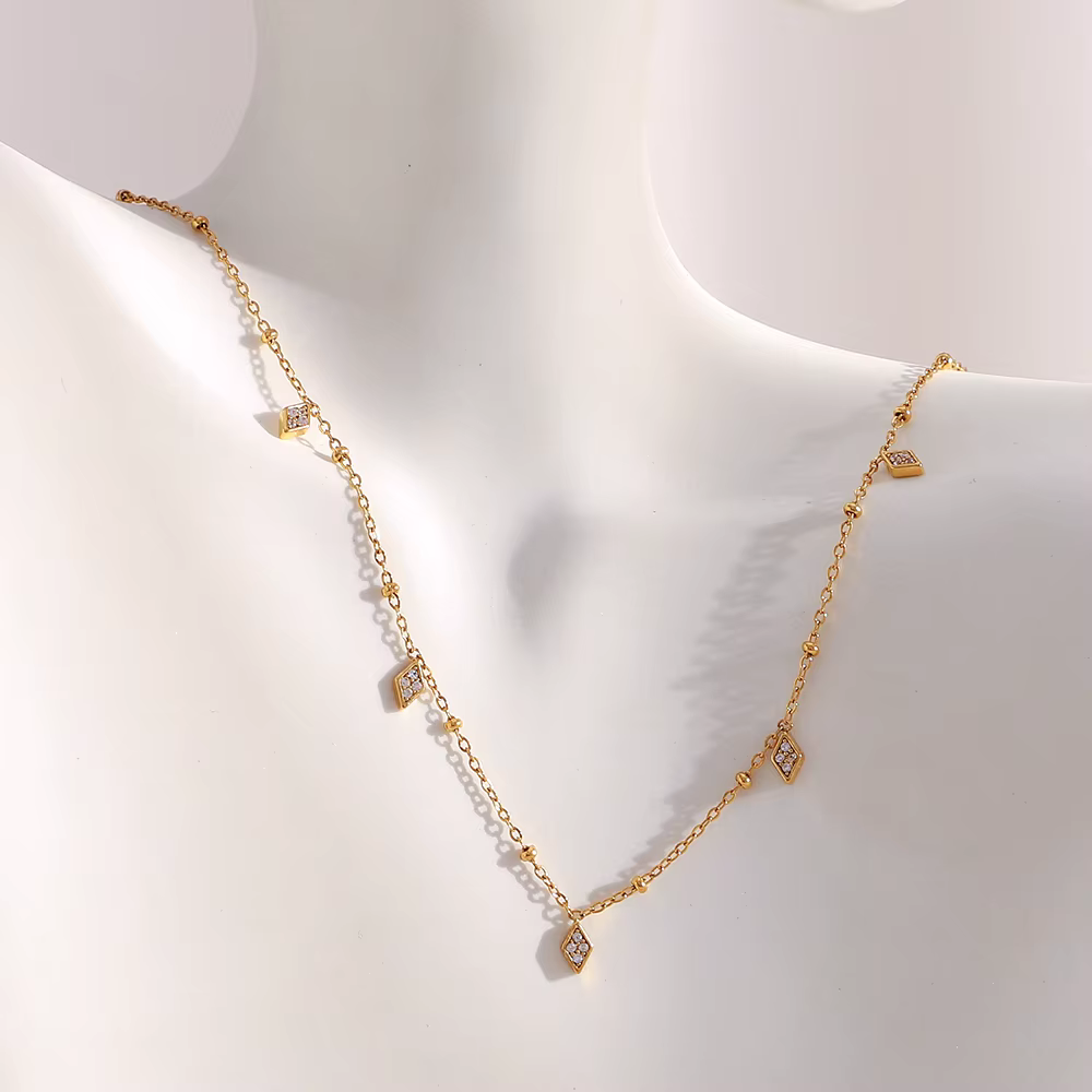 E.B.belle – collier avec pendentifs en Zircon Rhoumbs