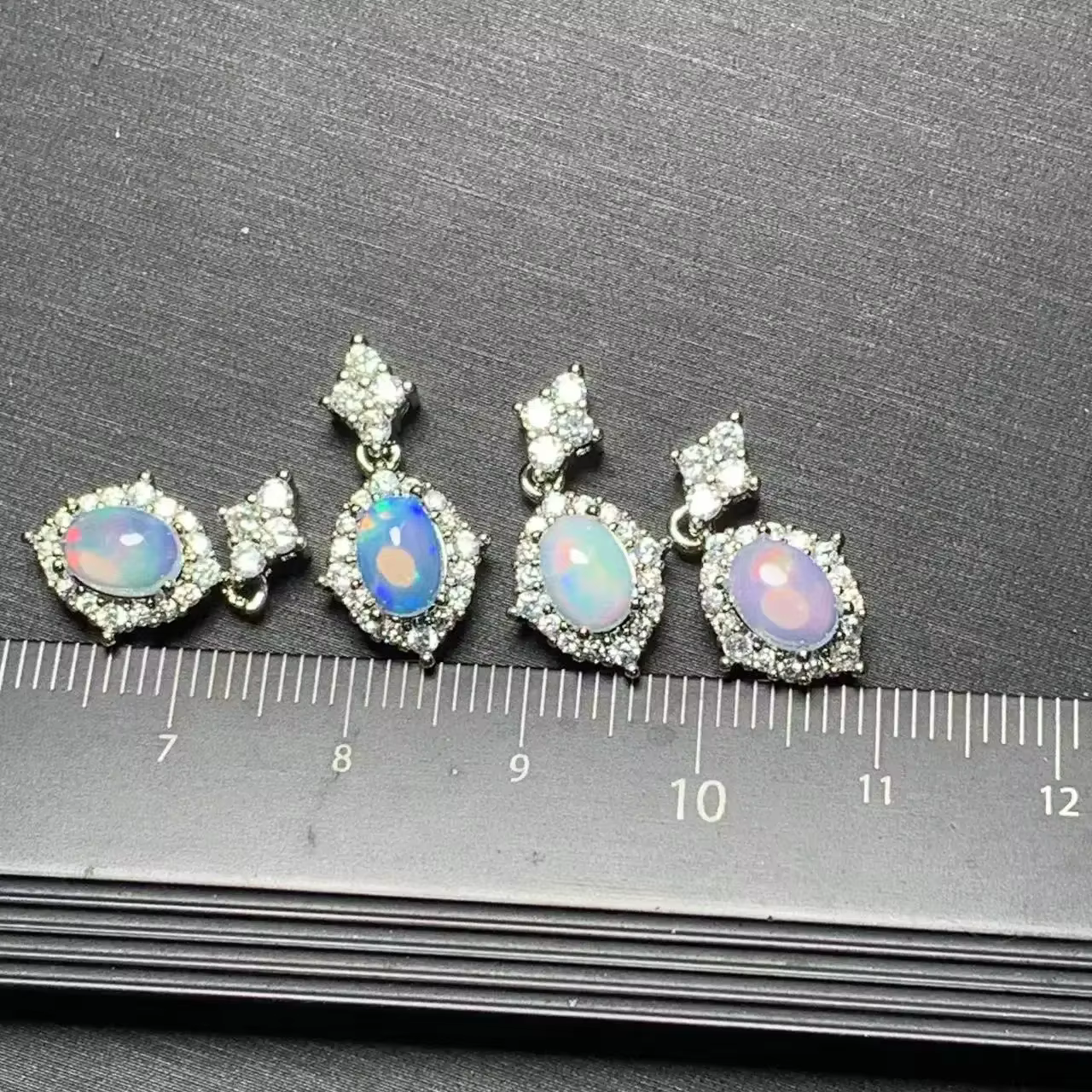 Collier pendentif ovale en opale naturelle