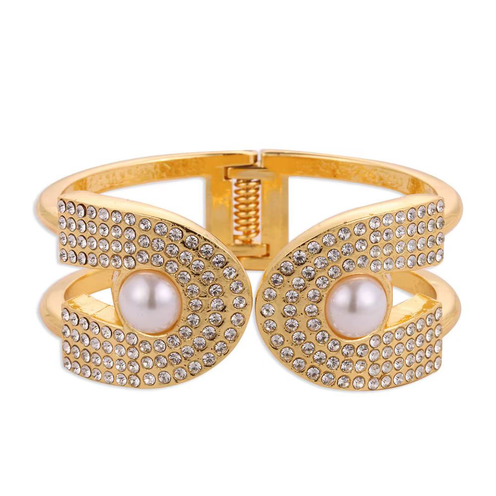 Bracelet large en métal doré avec perles et motifs géométriques