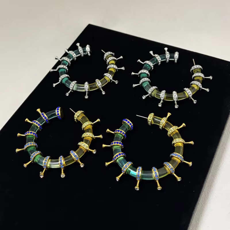 Boucles d'oreilles cercle en résine dégradée colorée avec diamants étincelants