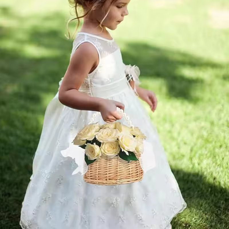 Un panier à fleurs en osier et rotin pour enfant