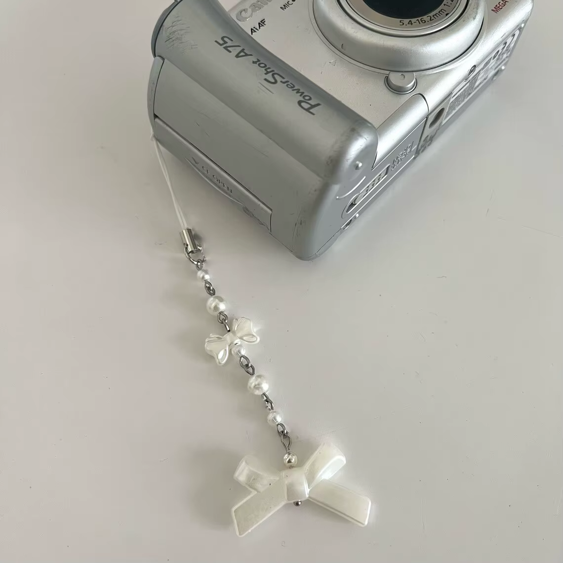 Porte-clés Coquette fait à la main avec perles et nœud délicat | Cadeaux esthétiques à breloques simples