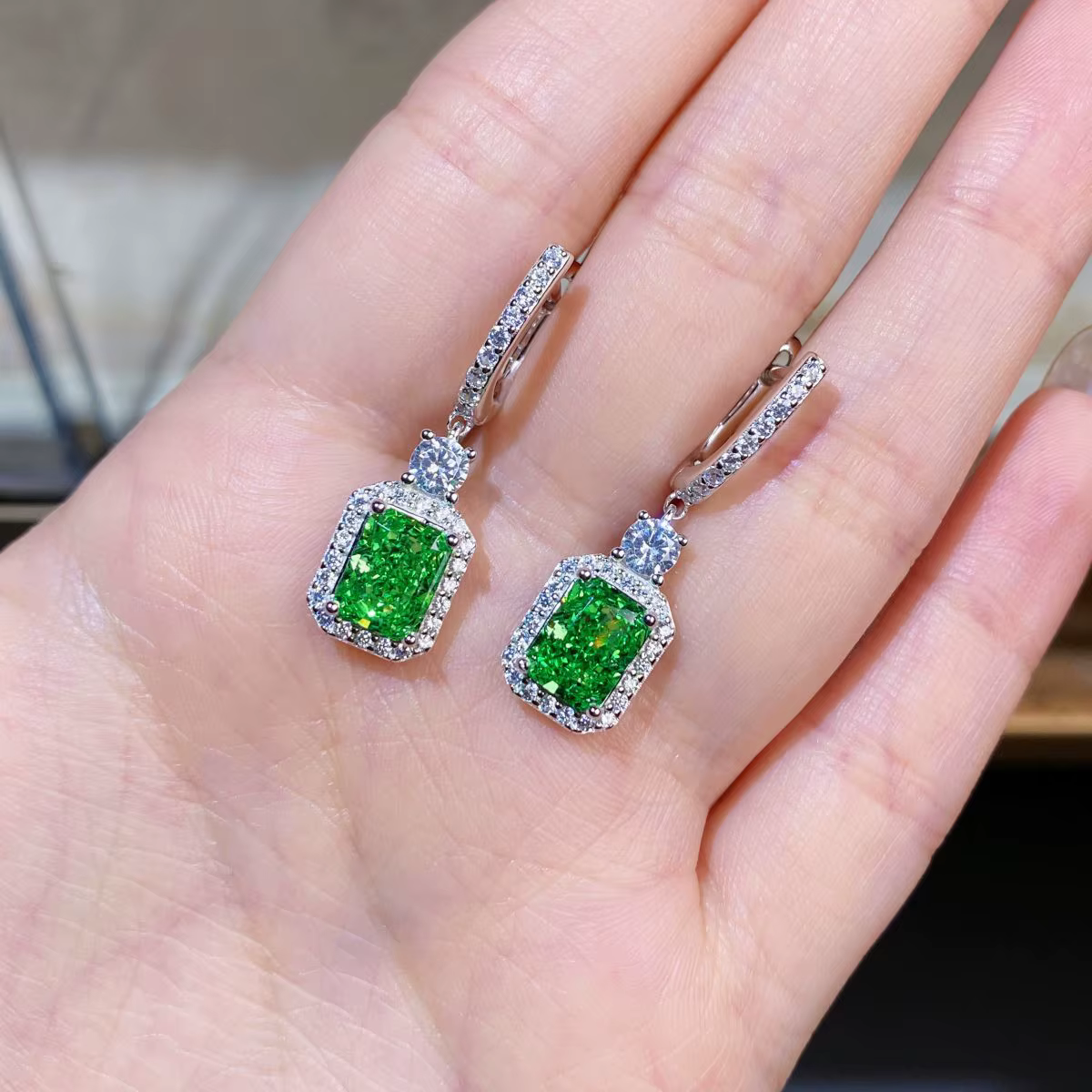 Boucles d'oreilles de fiançailles en or blanc véritable 2CT/pièce avec diamant vert pour femme