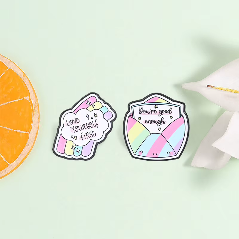 Broches en émail avec citations sur l'amour-propre