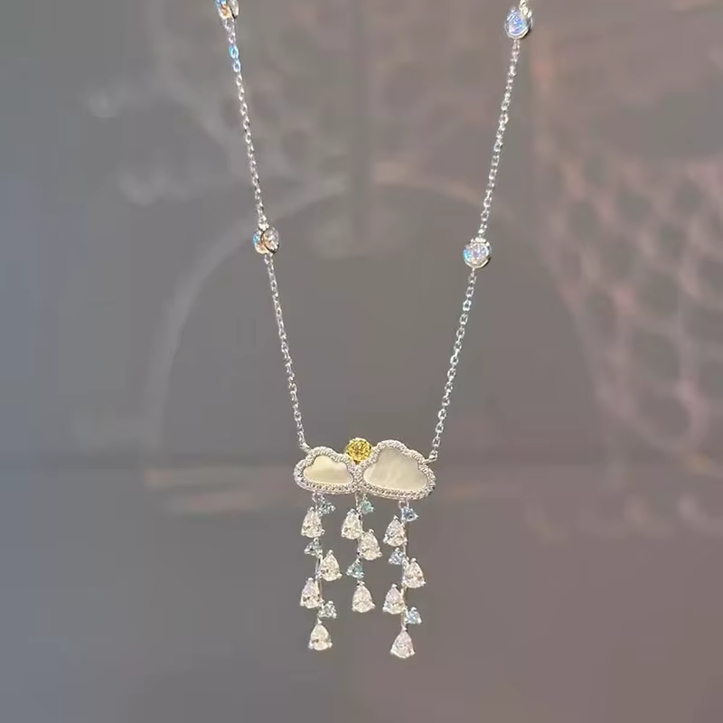 Collier de luxe de haute qualité avec pendentif exquis en forme de goutte de pluie de fritillaire blanche de style doux