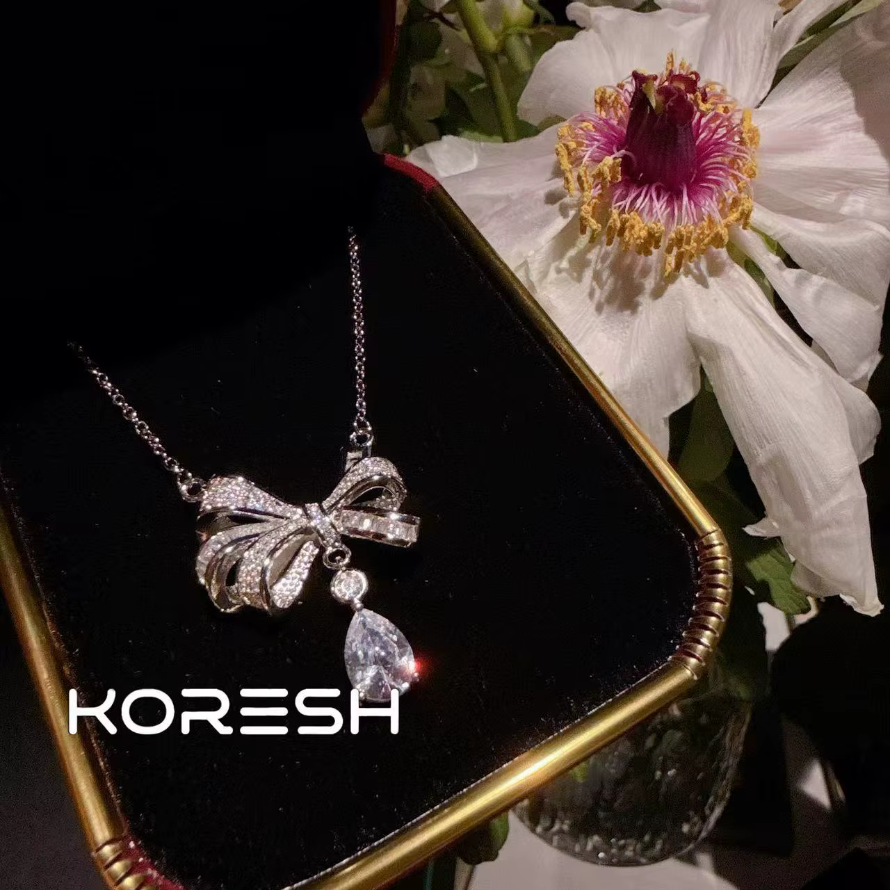 Collier avec nœud plein de diamants pour femmes