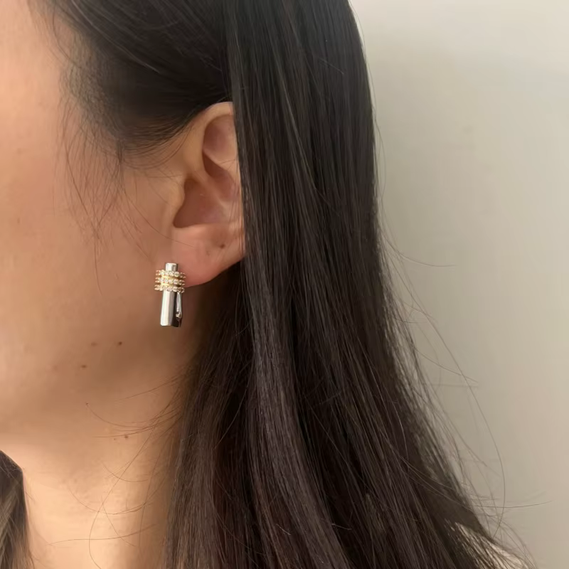 Boucles d'oreilles géométriques en zircon plaqué bicolore