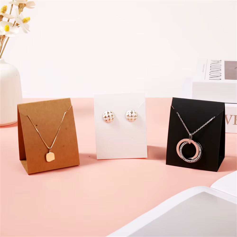 Porte-collier et boucles d'oreilles