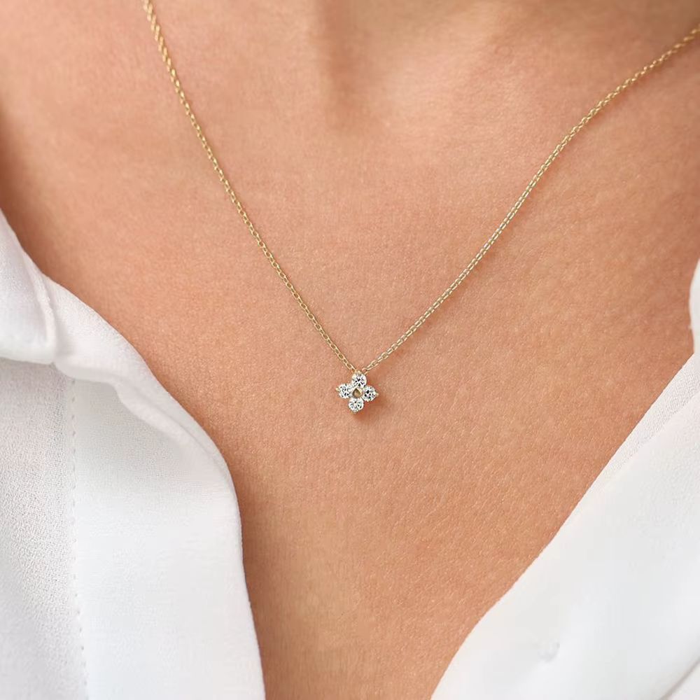 Collier délicat à petites fleurs pour femmes