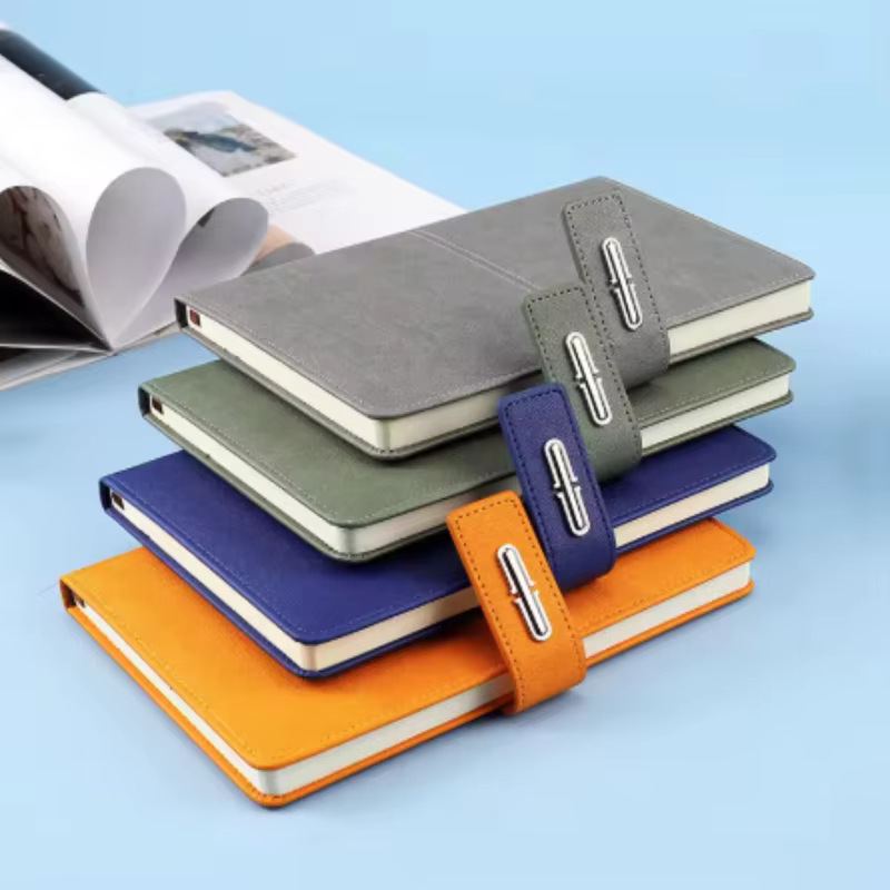 Ensemble de carnets de notes professionnels en cuir élégant haut de gamme avec boîte cadeau et porte-stylo pour usage professionnel et journalisation.