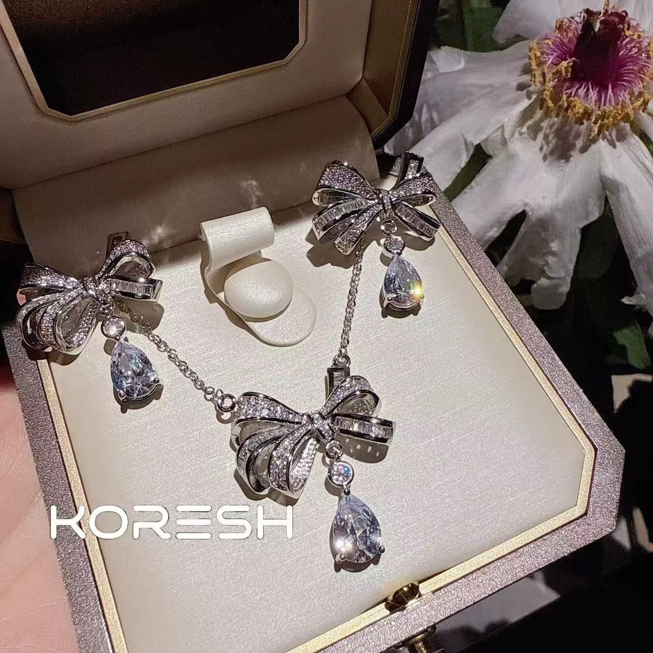 Collier avec nœud plein de diamants pour femmes