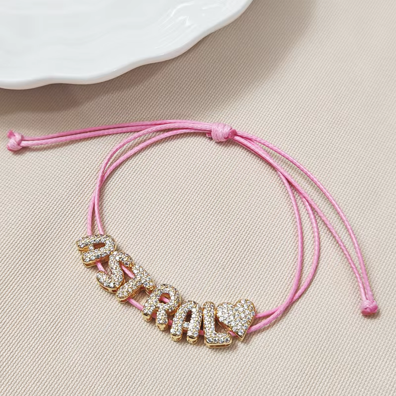Bracelet personnalisé avec 26 lettres serties de diamants