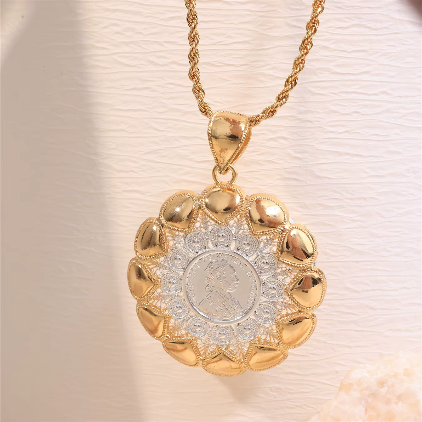 Collier pendentif motif Napoléon pour femme