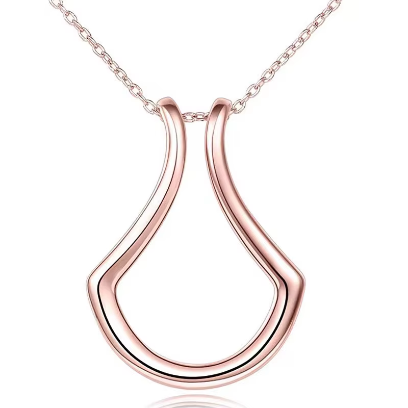 Collier porte-bague délicat en fer à cheval