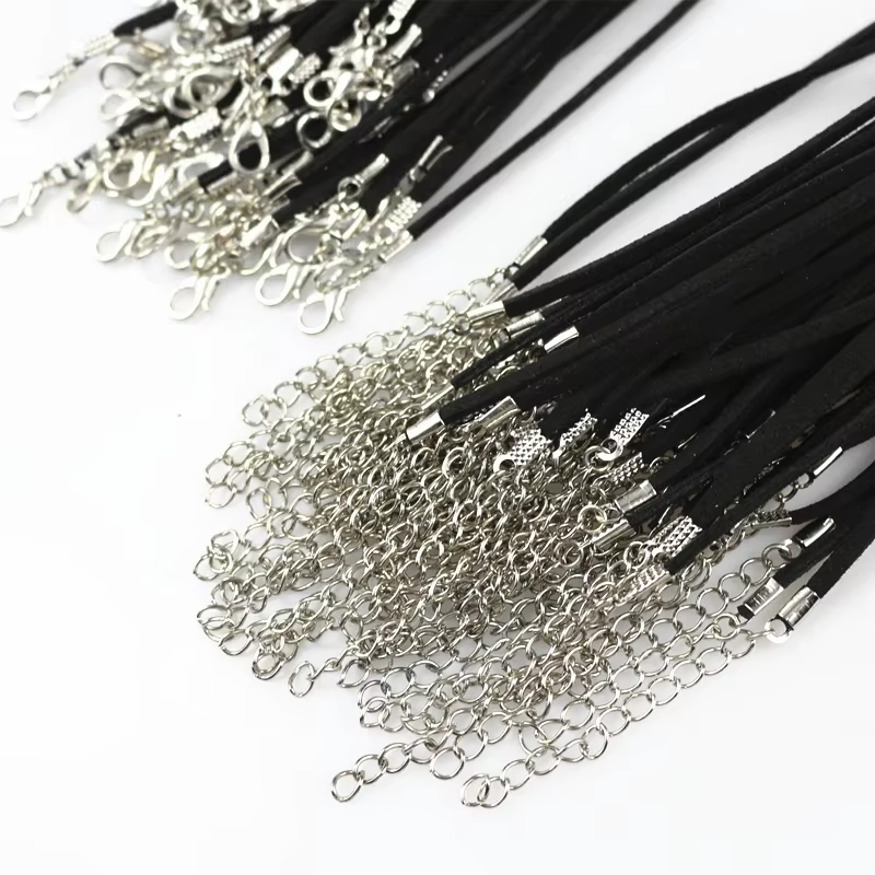Collier plat réglable en faux daim noir