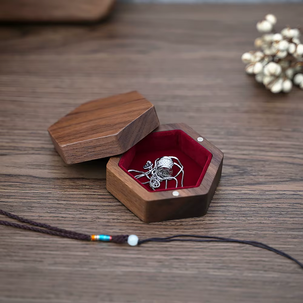 Boîte à bijoux en bois massif