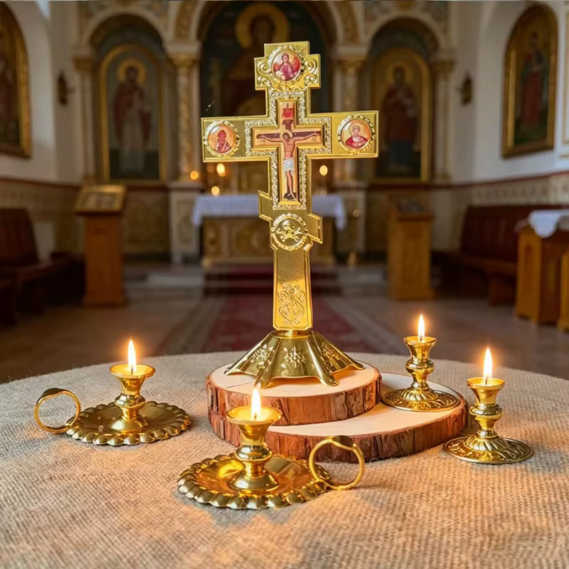 Nouvelle croix orthodoxe artisanale plaquée or avec icônes saintes et base pour la liturgie de l'église