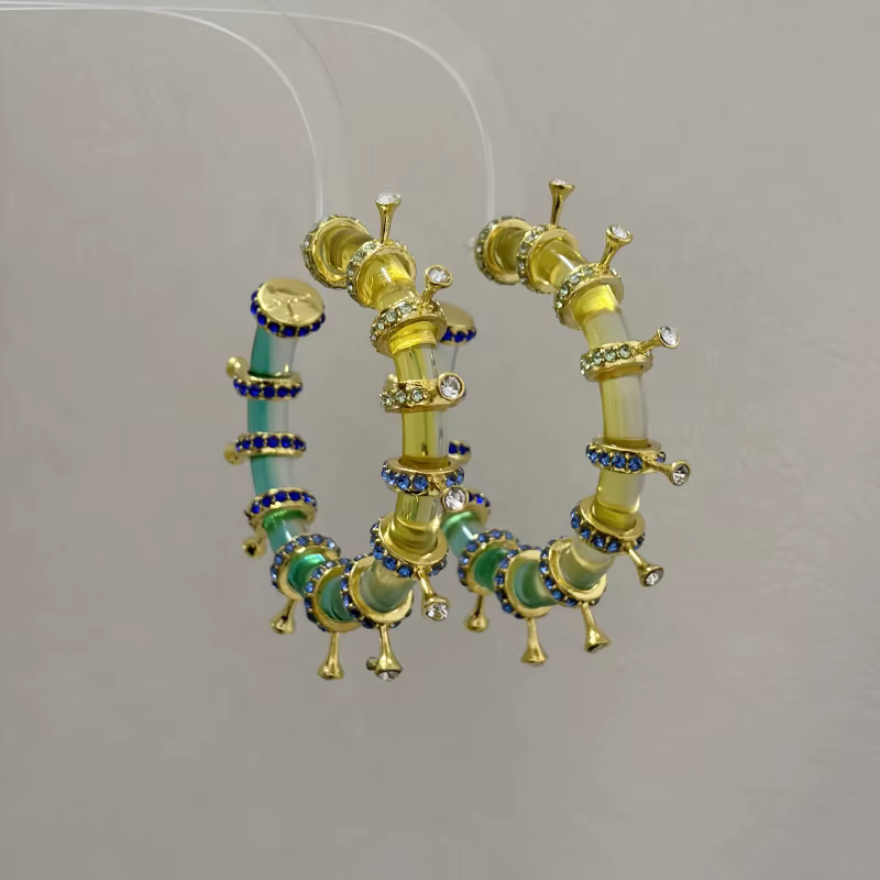 Boucles d'oreilles cercle en résine dégradée colorée avec diamants étincelants