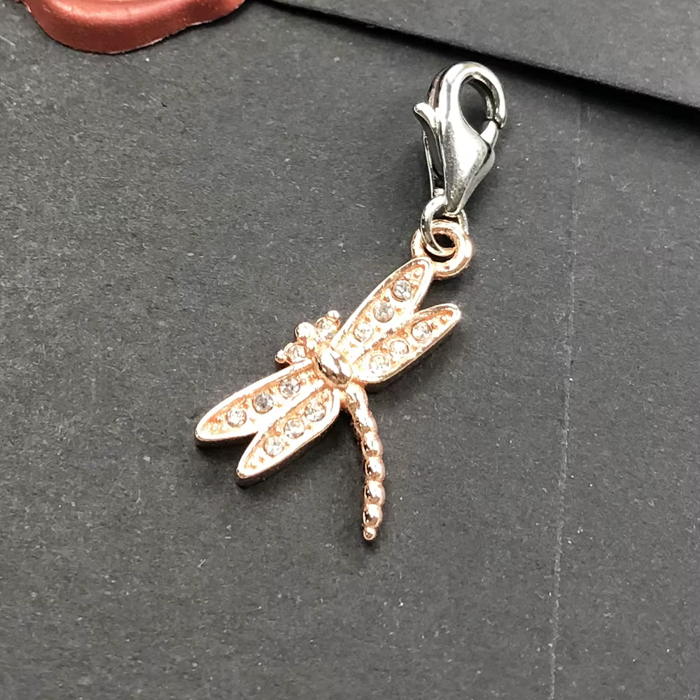 Pendentif libellule plaqué or rose pour femme