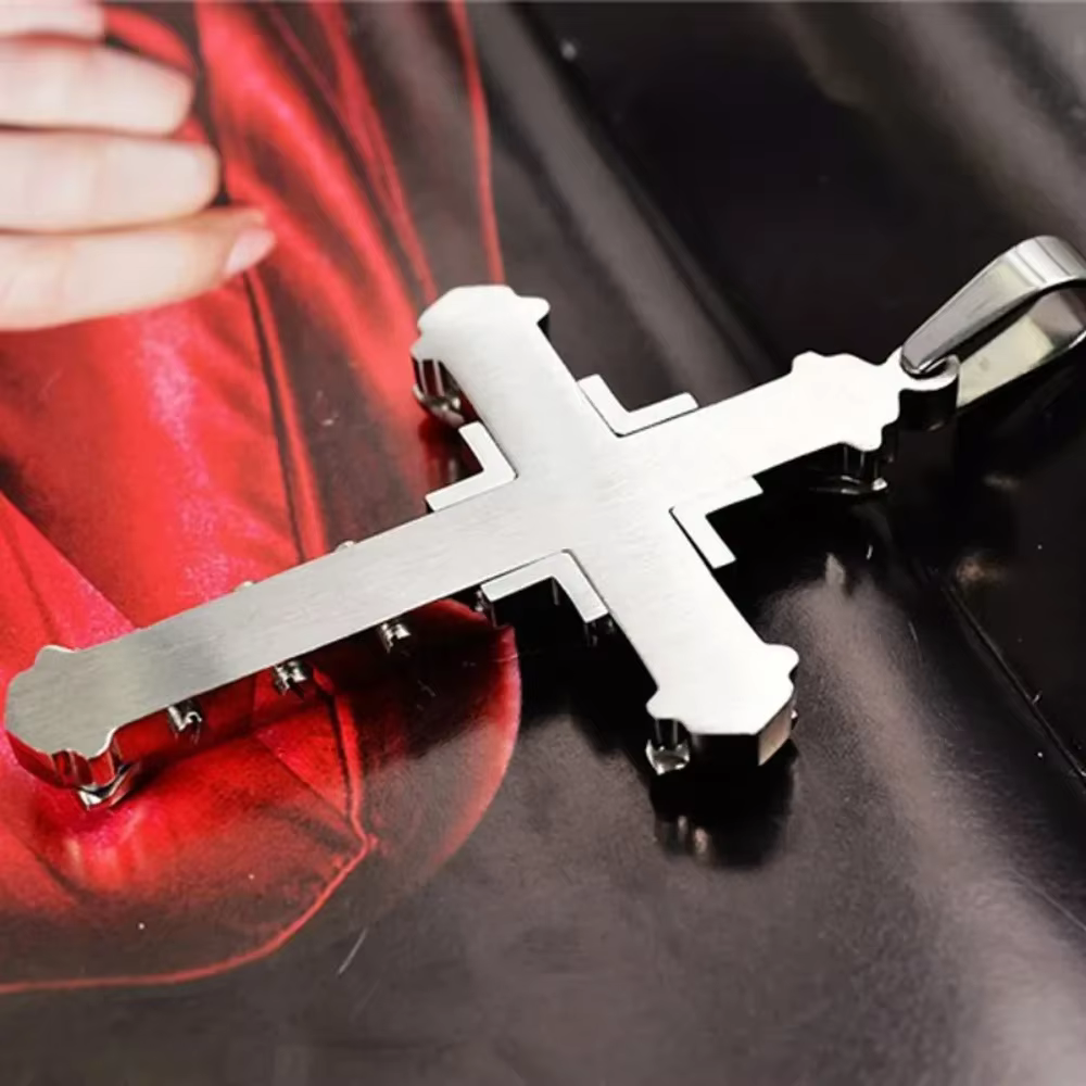 Pendentif Croix de Jésus en Cristal 2026 Nouveau style masculin Simple et tendance Articles de mode Bijoux en acier Choix idéal pour les fêtes