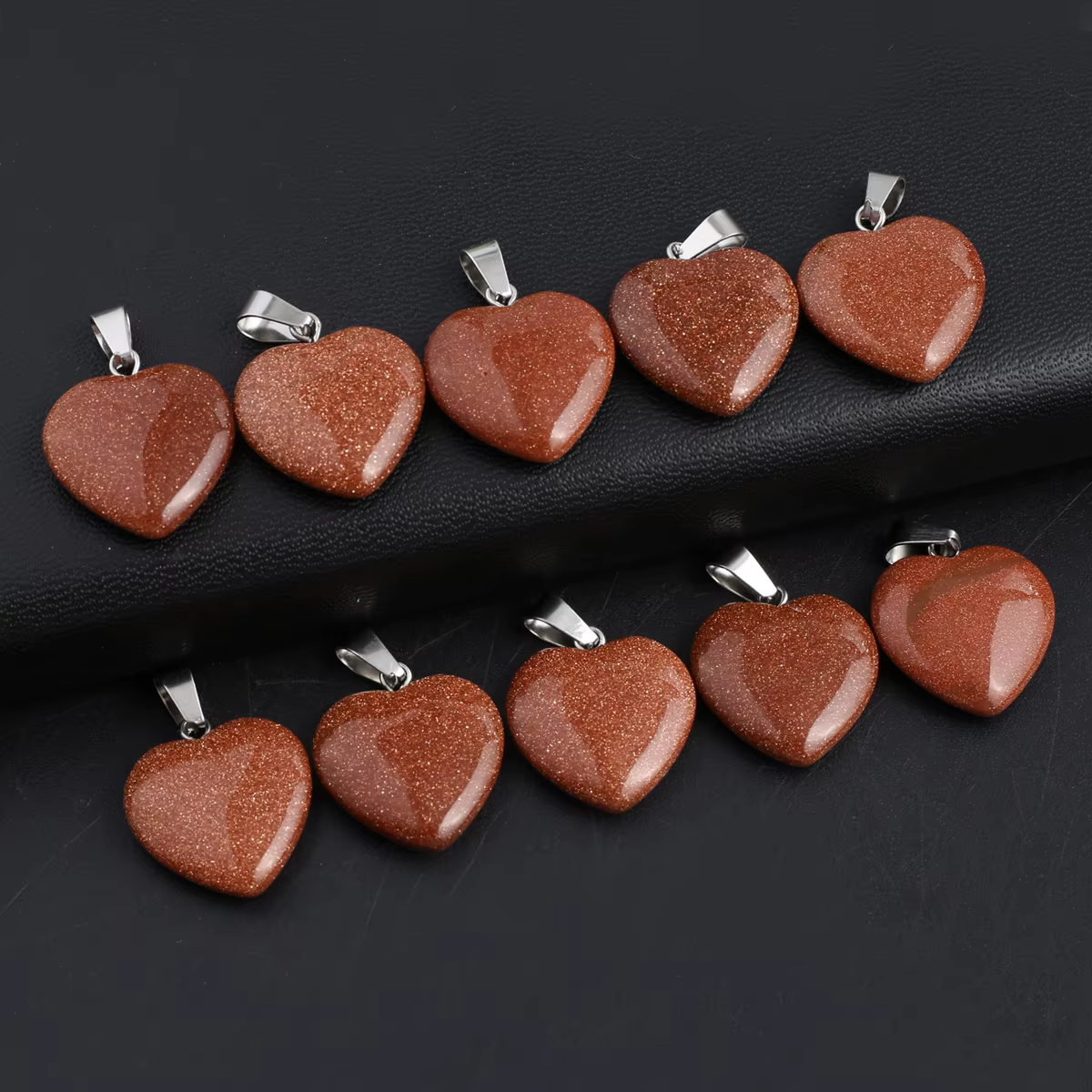 Pendentif en forme de coeur en pierre de sable d'or naturel