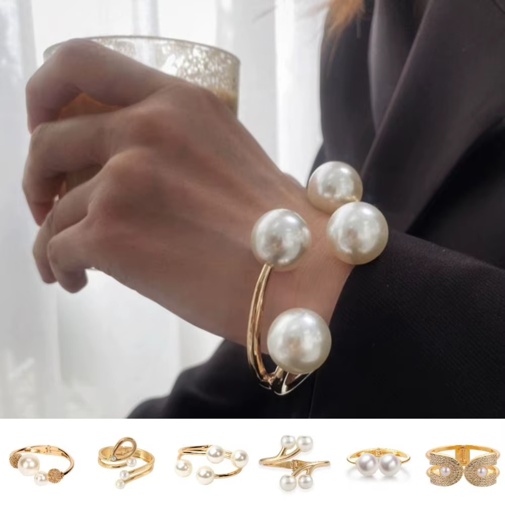 Bracelet large en métal doré avec perles et motifs géométriques