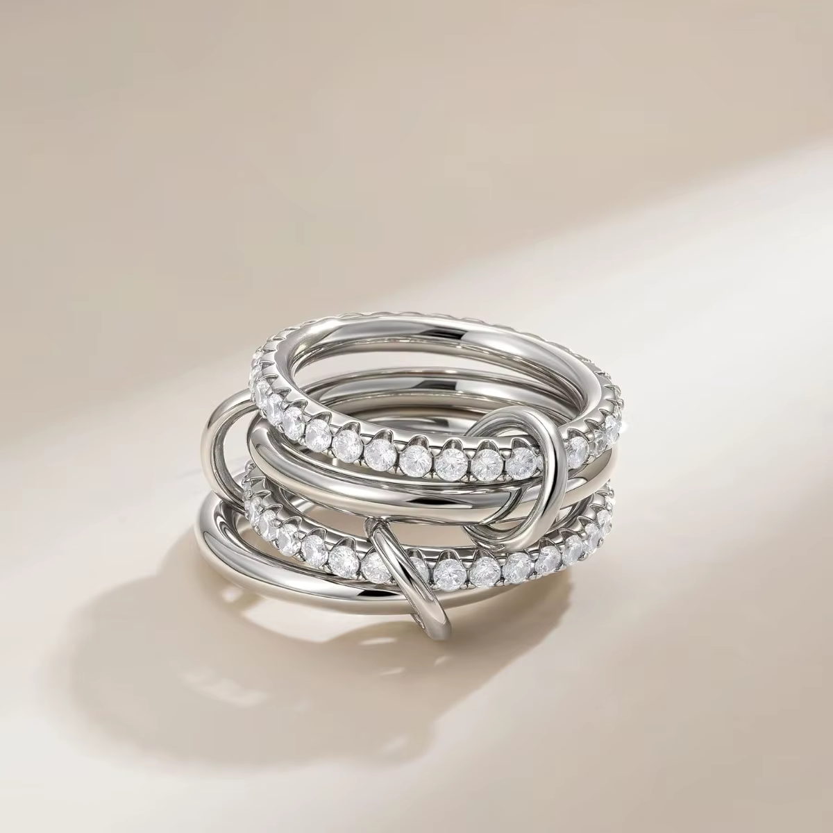 Un anneau en zircon incrusté à quatre anneaux empilés en argent