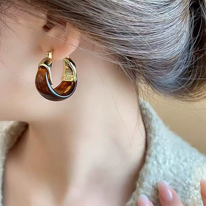 Automne et hiver Melad couleur résine Imitation ambre pierre conception oreille manchette pour femmes bijoux 2025 tendance boucles d'oreilles accessoires