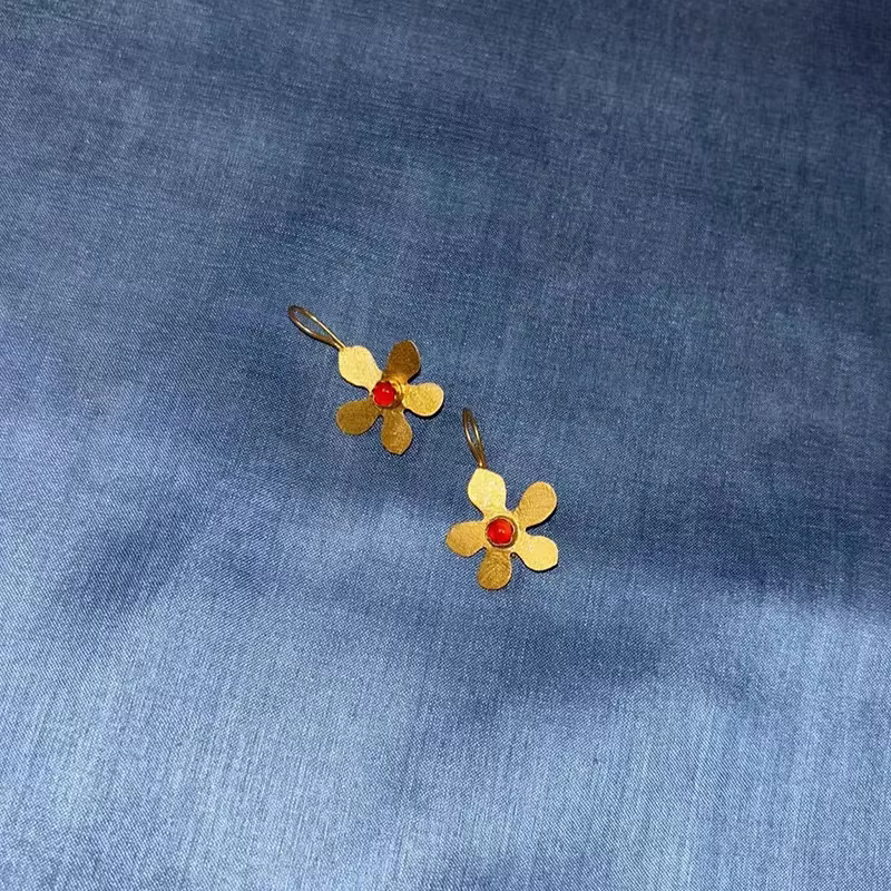 Boucles d'oreilles à fleurs d'agate rouge pour femmes d'âge moyen