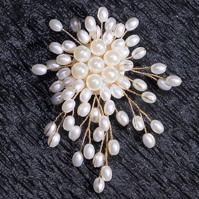Broche élégante en forme de fleur de perle