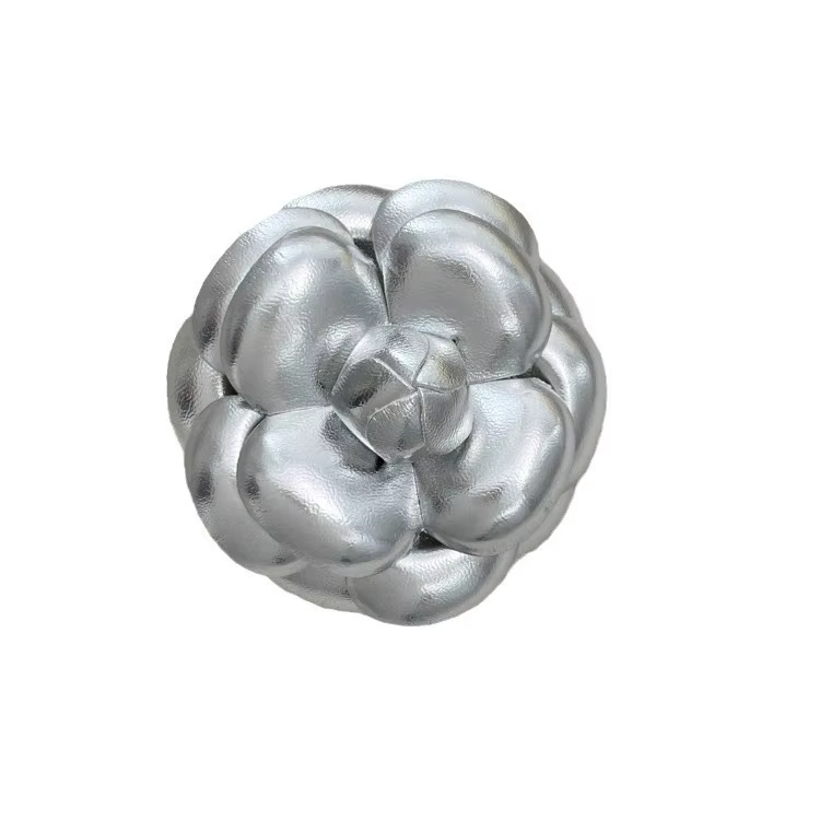 Broche en cuir Camélia pour femmes