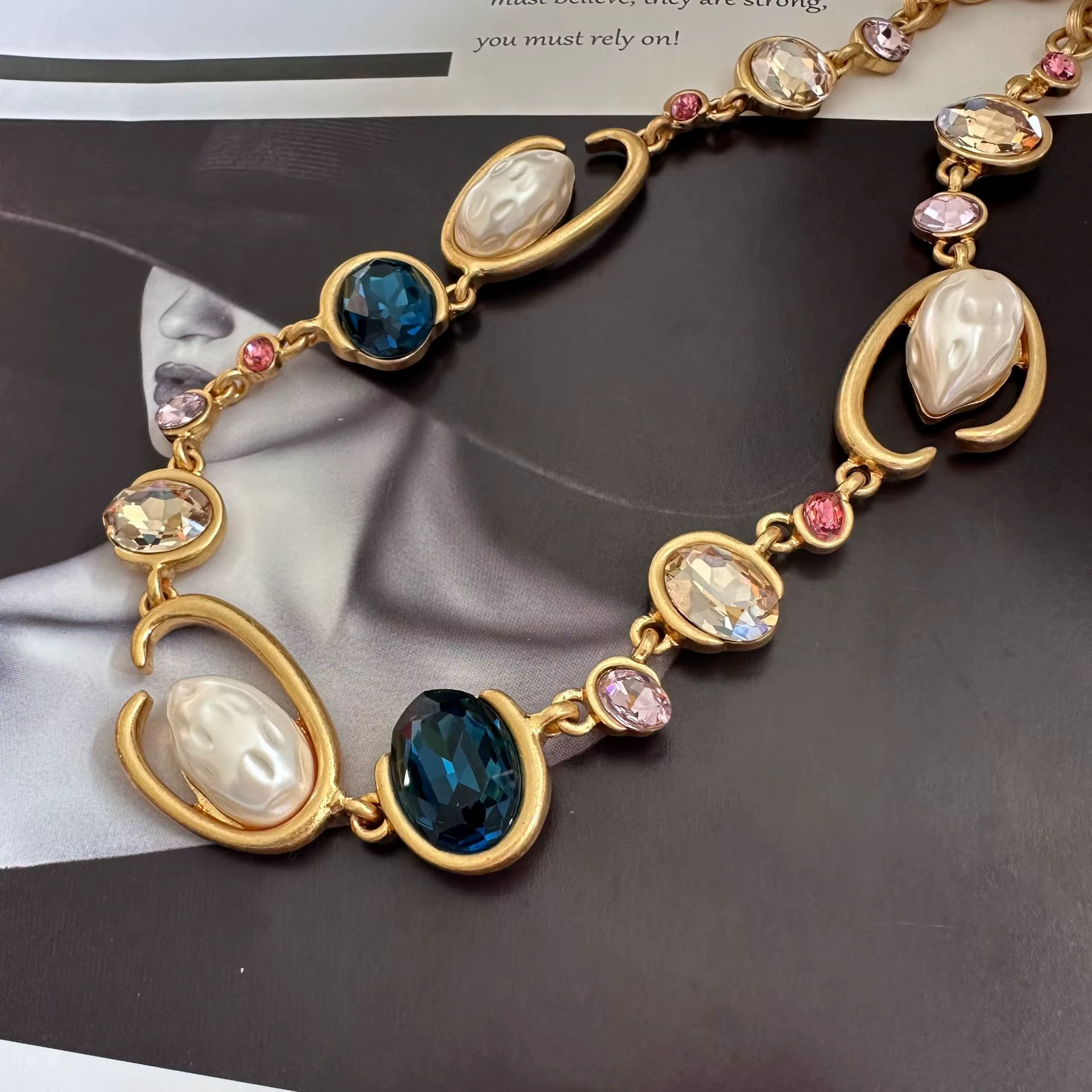 Glam O-Link – collier ras du cou avec pendentif en strass